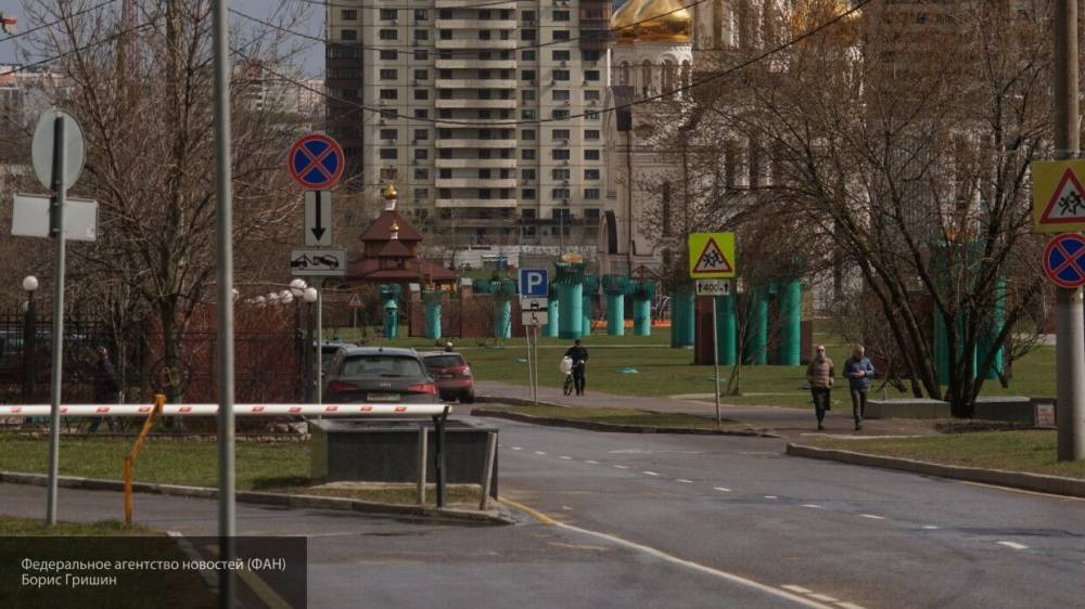 "Огненный фонтан" вырвался из-под асфальта проезжей части в Петербурге