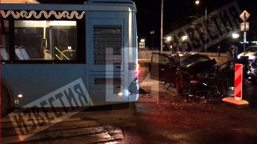 Видео: легковушка влетела в автобус в Новой Москве, один человек погиб