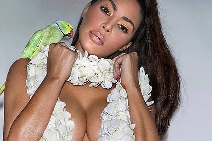 Ким Кардашьян попозировала топлес для рекламы собственного бренда косметики