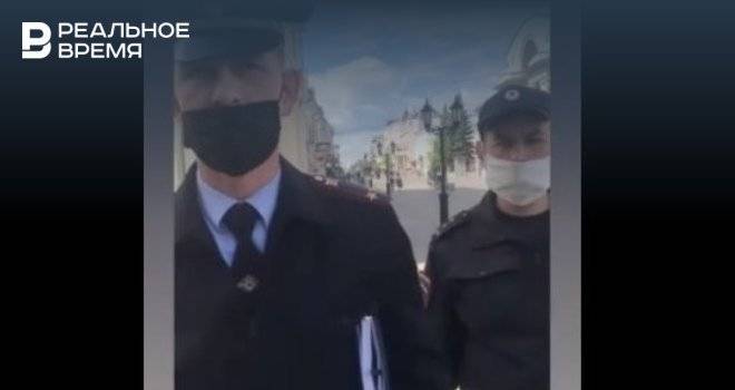 Казанский фотограф опубликовал видео споров с полицией из-за спущенной маски