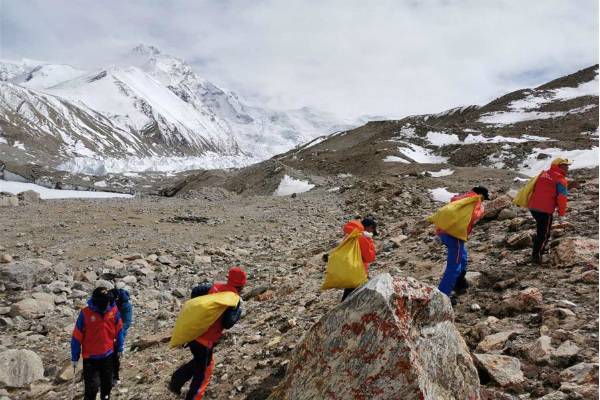 В горах Тибета стартовала весенняя акция по уборке мусора