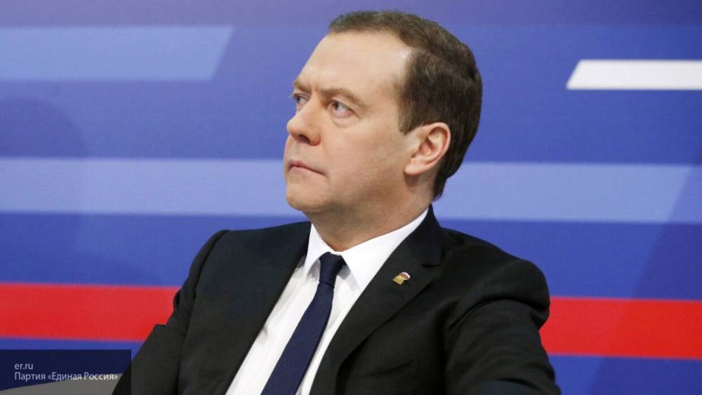 Медведев предложил создать в России реестр вакансий для безработных