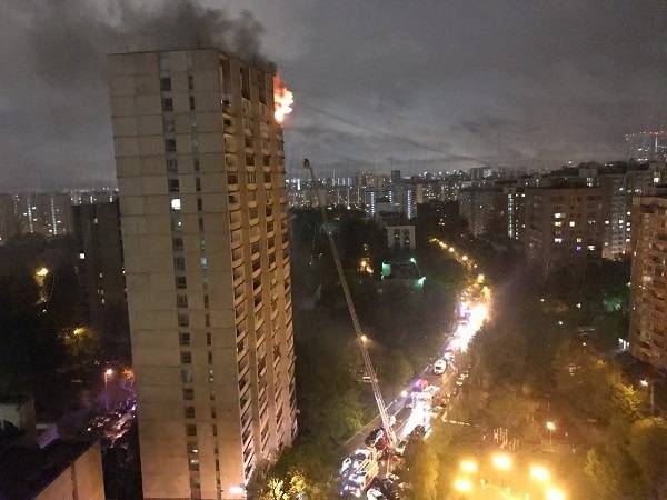 Шестеро взрослых и ребёнок спасены при пожаре в жилом доме в Москве