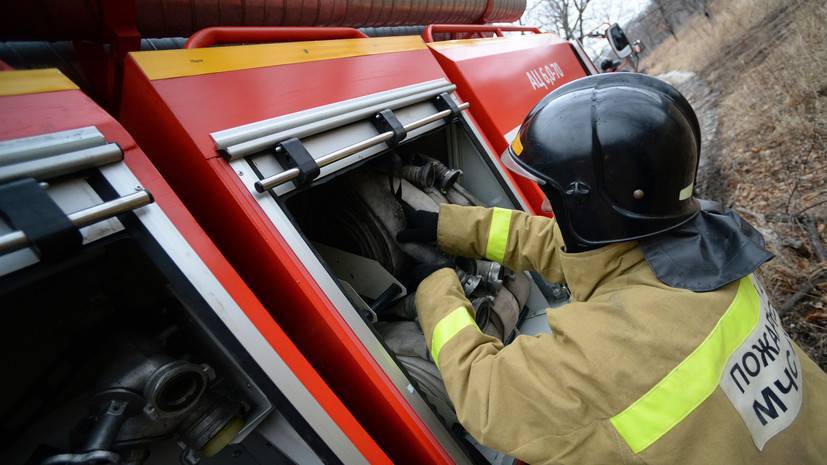 Спасатели эвакуировали семь человек при пожаре на юге Москвы