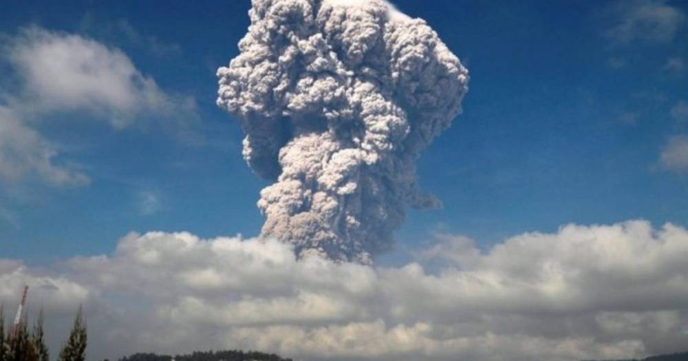 Вулкан Эбеко на Курилах выбросил пепел на высоту 3,5 километра