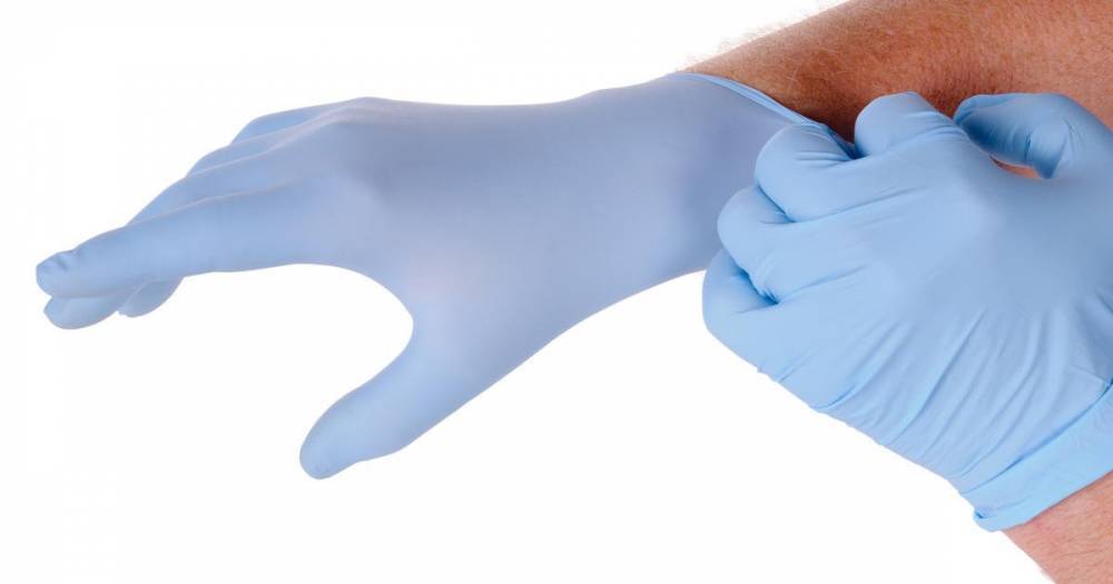Эксперт призвал использовать многоразовые перчатки против COVID-19