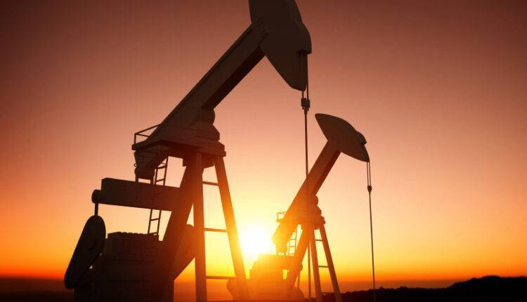 Цены на нефть пошли вверх на новостях о дополнительном сокращении добычи Саудовской Аравией