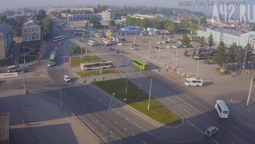 Столкновение автобуса и автомобиля на Кузнецком проспекте в Кемерове попало на видео
