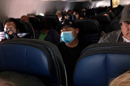 Пенсионерка сняла переполненный туристами самолет во время пандемии и ужаснулась