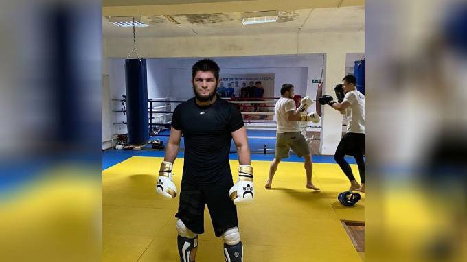 Нурмагомедов опубликовал новое фото с тренировки