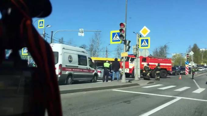 Водители встали в пробку на Выборгском шоссе из-за ДТП с автобусом