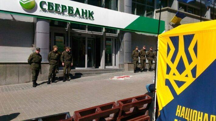 Угрозы Киева украинской «дочке» Сбербанка носят политический подтекст, заявили в Госдуме