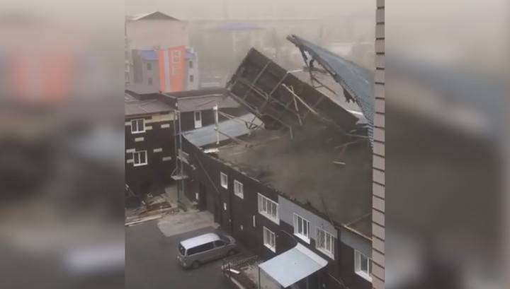 Буря посрывала крыши в Чите