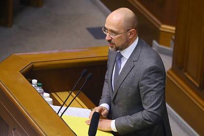 Украинский премьер высказался о запрете выезжать за границу