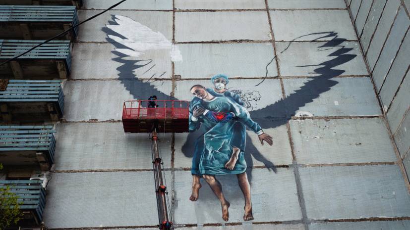 В Подмосковье художники создали граффити с изображением медсестры