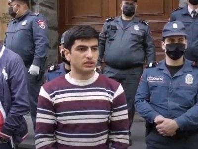 Акция протеста перед ЦБ Армении: Мануэла Манукяна опять подвергли приводу