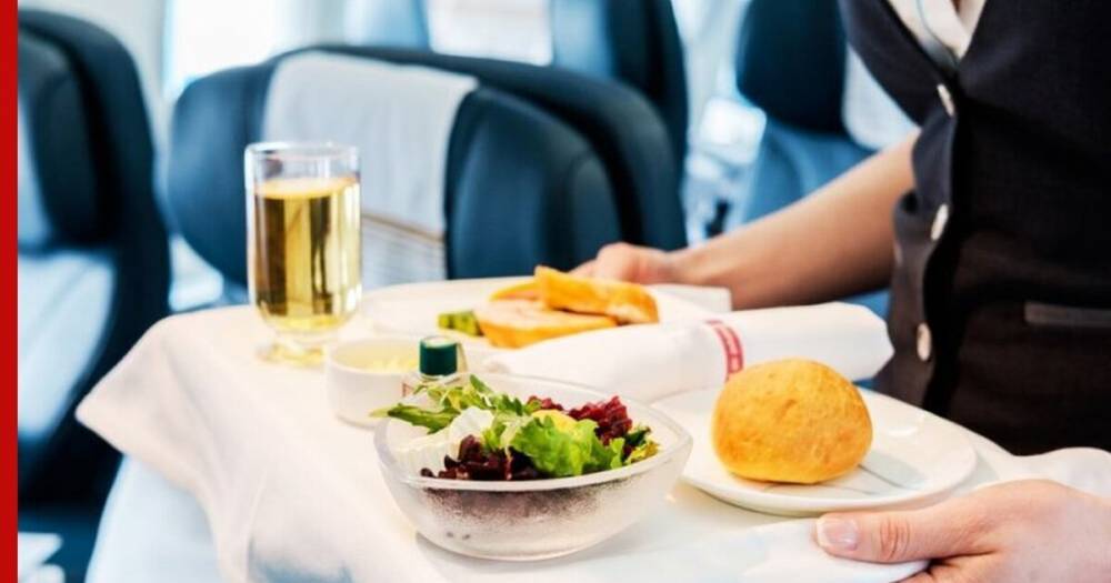 Стюардесса раскрыла опасность подаваемой на борту самолета еды