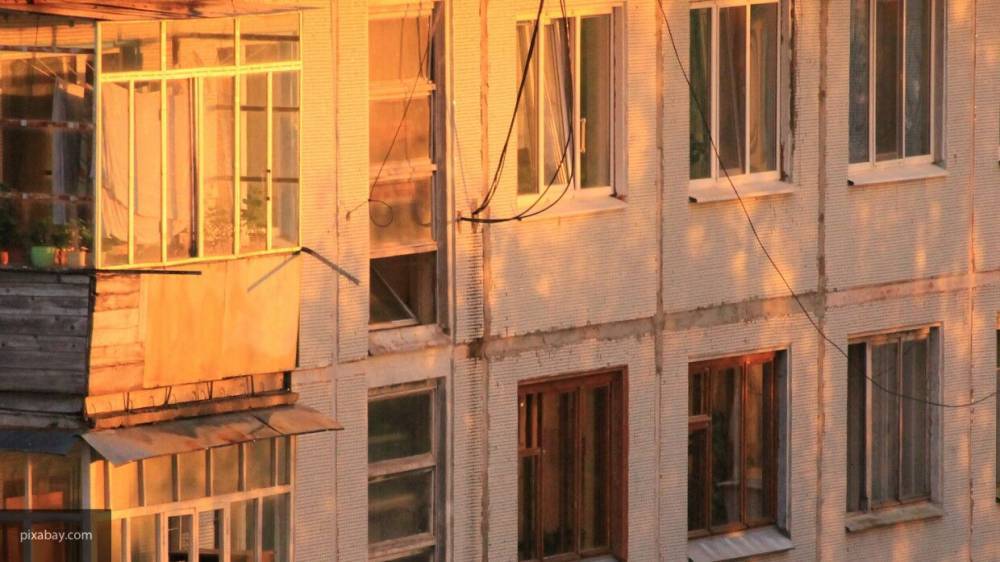 Жительница Москвы выпала из окна многоквартирного дома