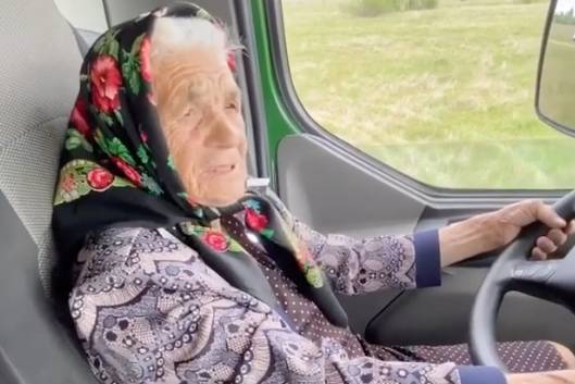 Опасный дрифт 90-летней женщины на грузовике попал в Сеть