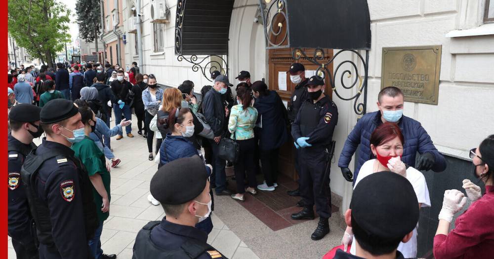 Граждане Киргизии устроили пикет у посольства в Москве