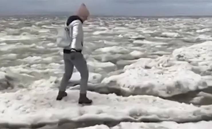 В Якутии женщина с двумя детьми решила попрыгать по дрейфующим льдинам — видео