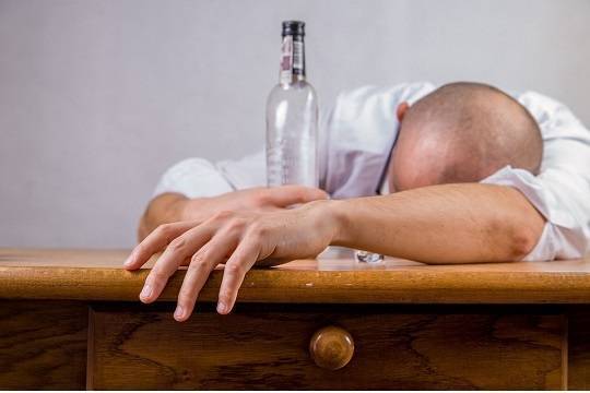 Ушедшие в самоизоляцию россияне стали чаще умирать от алкоголя