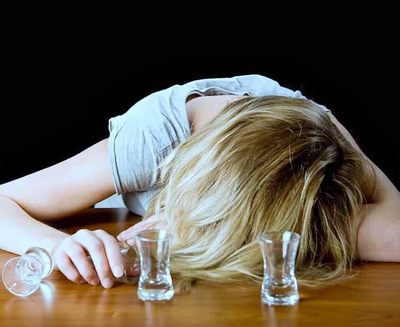 Глава Минздрава заявил о росте числа смертей из-за алкоголя в период COVID-19