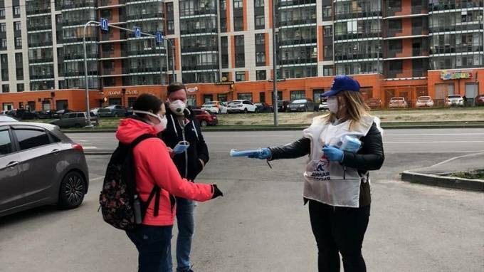 Волонтеры раздали бесплатные маски жителям Всеволожского района