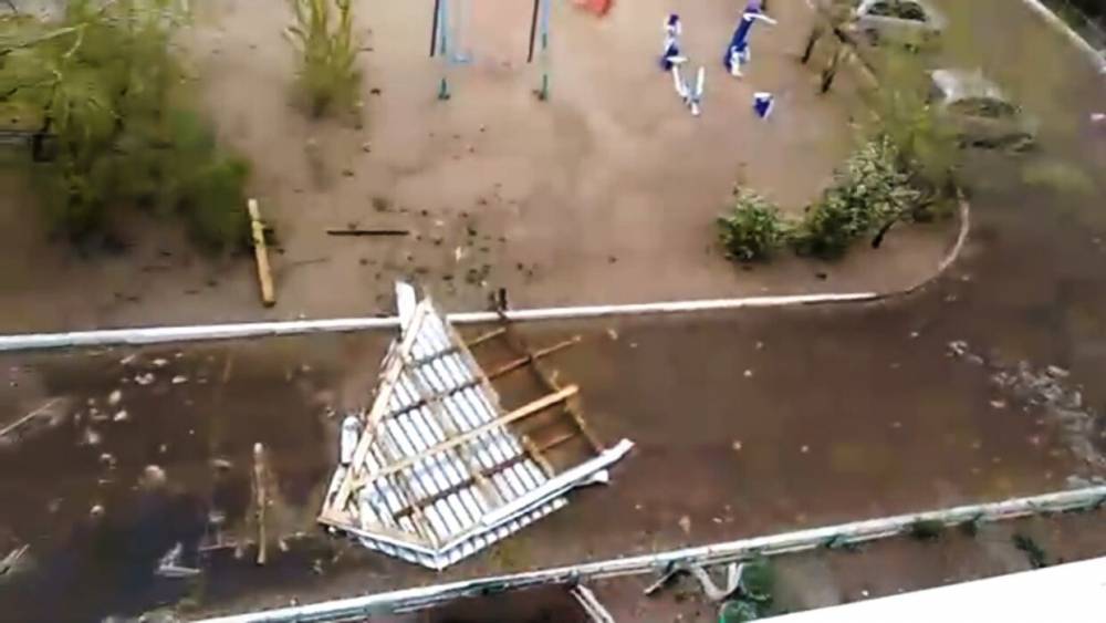 Ураган в Чите сорвал крышу многоквартирного дома.