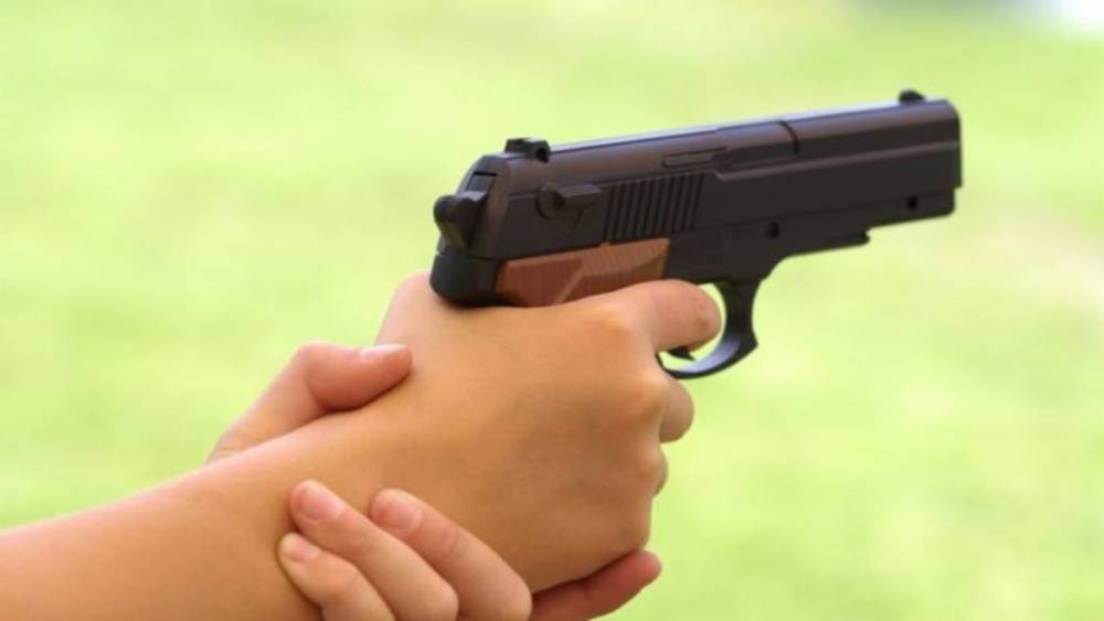 5-летний мальчик застрелил своего 12-летнего брата из пистолета, который они нашли в лесу