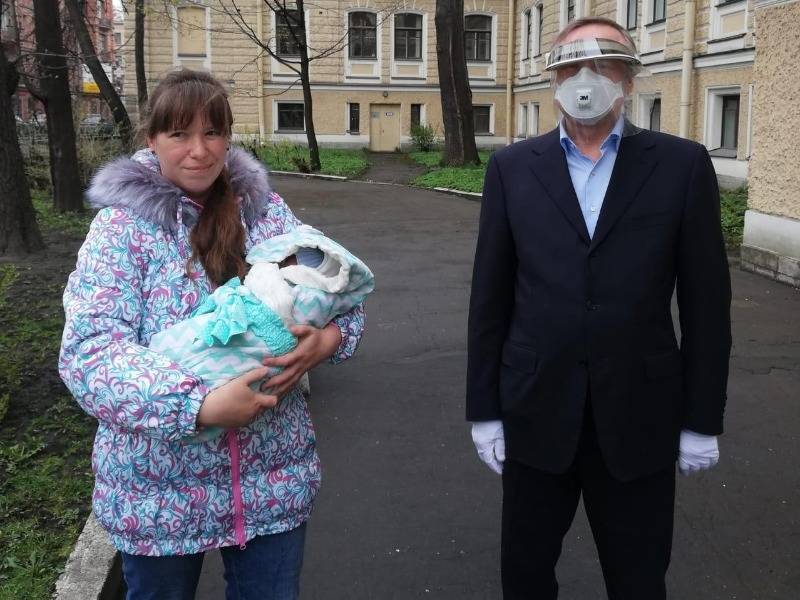 Беглов не раздаст бесплатные маски петербуржцам, чтобы они не достались приезжим