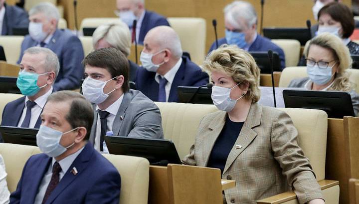 Ряд депутатов Госдумы верят, что значки защитят их от вируса