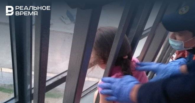 В Казани спасатели помогли девочке, которая застряла в металлических ограждениях балкона