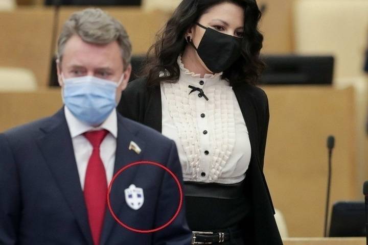 Депутаты Госдумы начали отпугивать коронавирус крестами