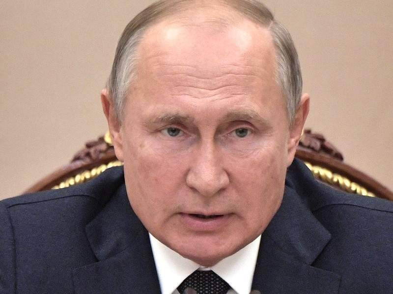 Путин возмутился работе министров, стукнув кулаком по столу