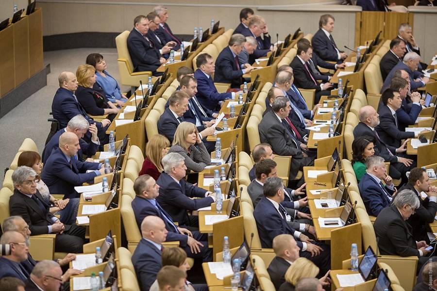Депутаты Госдумы начали носить значки в виде креста для «отпугивания» вируса