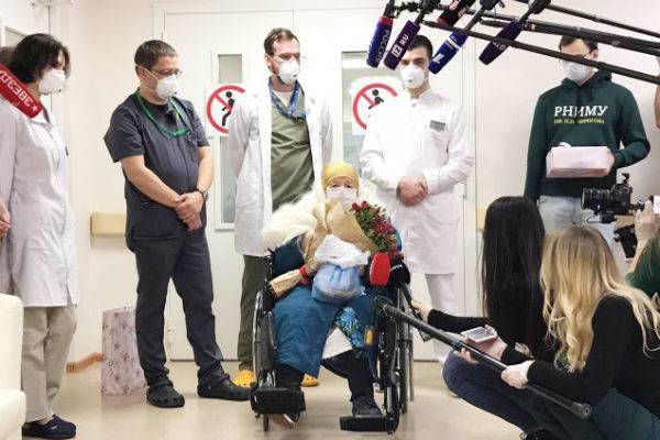 Московские врачи вылечили от коронавируса столетнюю пациентку