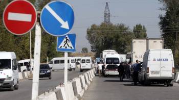 Несколько сотен узбекистанцев на российско-казахской границе требуют открыть коридор для возвращения в Узбекистан