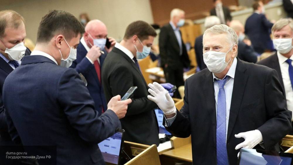Жириновский в маске и перчатках призвал соблюдать меры предосторожности из-за COVID-19