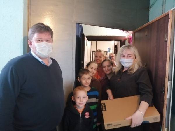 Школьники многодетных воронежских семей получили ноутбуки от парламентария Александра Провоторова