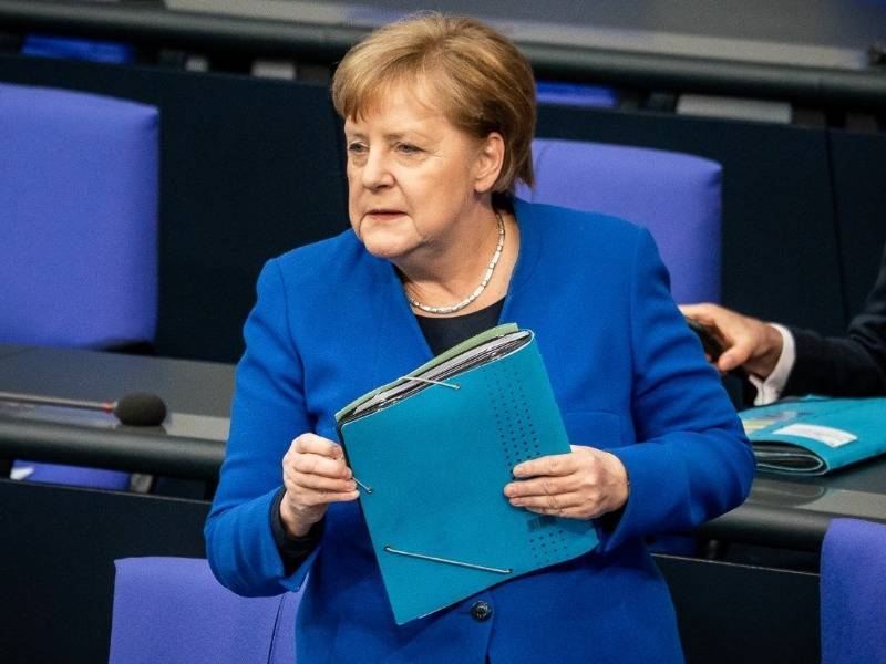 Меркель считает "возмутительный" взлом парламента ФРГ частью "стратегии" России