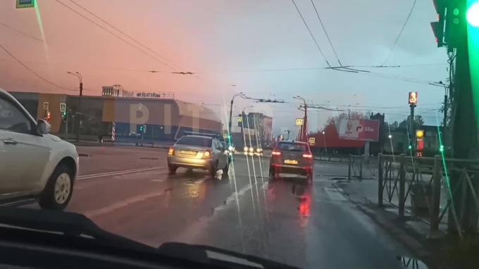 В результате аварии на углу Фучика и Бухарестской машина снесла светофор