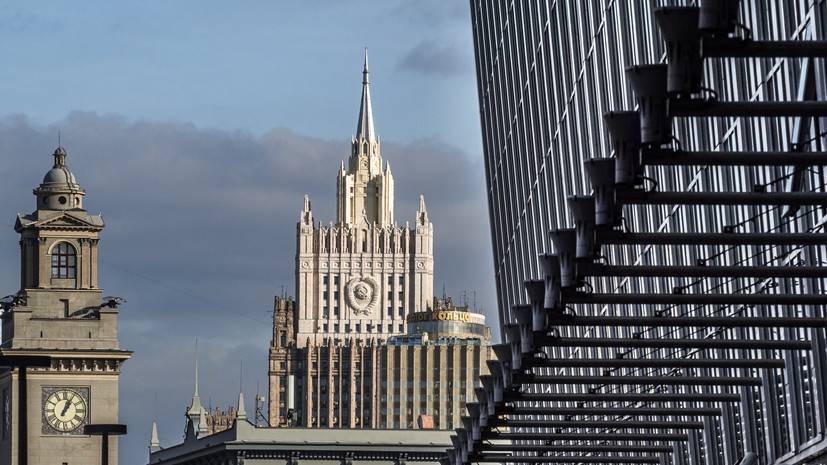 Захарова оценила призывы лишить аккредитации NYT и FT в России