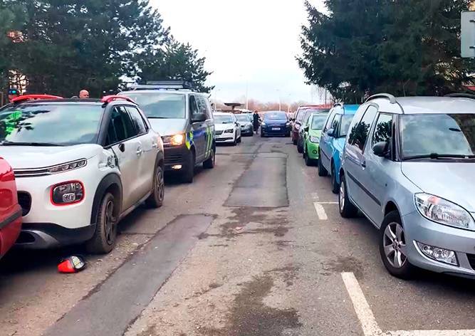 В Праге водитель грузовика повредил 13 припаркованных машин