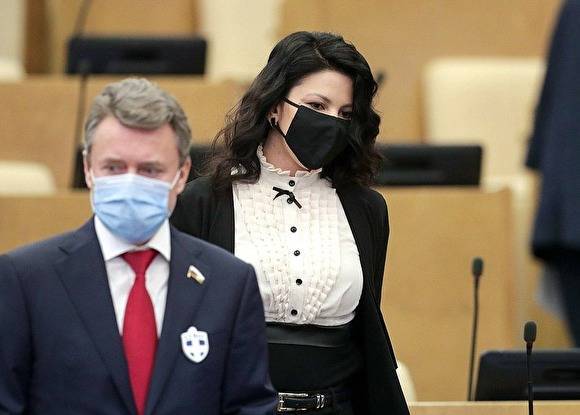 Депутаты Госдумы носят значки с белыми крестами, якобы «отпугивающие коронавирус»