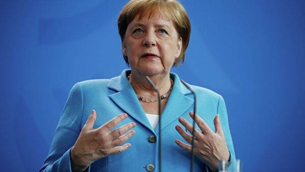 Меркель заявила, что хакерская атака на бундестаг «причиняет ей боль»