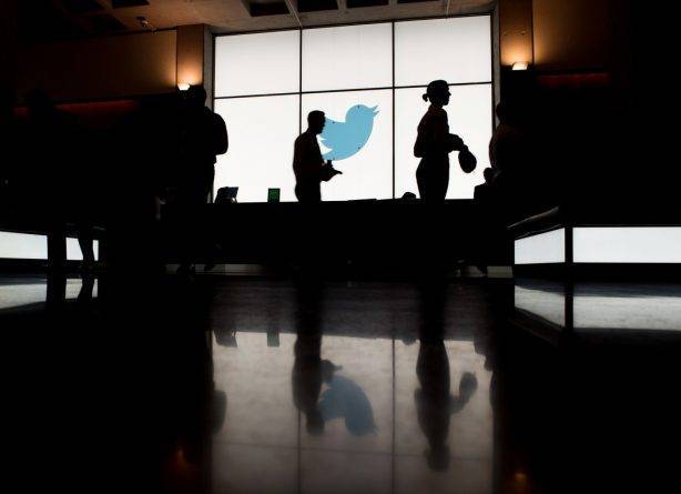 Компания Twitter заявила, что ее сотрудники постоянно смогут работать из дома