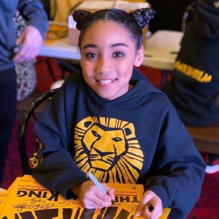 В Нью-Йорке 11-летняя бродвейская звезда выступила на крыльце дома, чтобы поддержать медработников