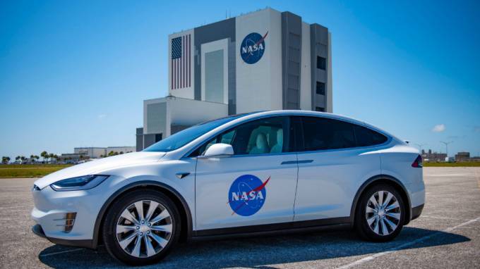 Астронавтов НАСА на стартовую площадку доставит внедорожник Tesla