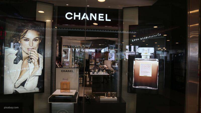 Светская львица Шелягова связала очередное повышение цен Chanel в мире с коронавирусом